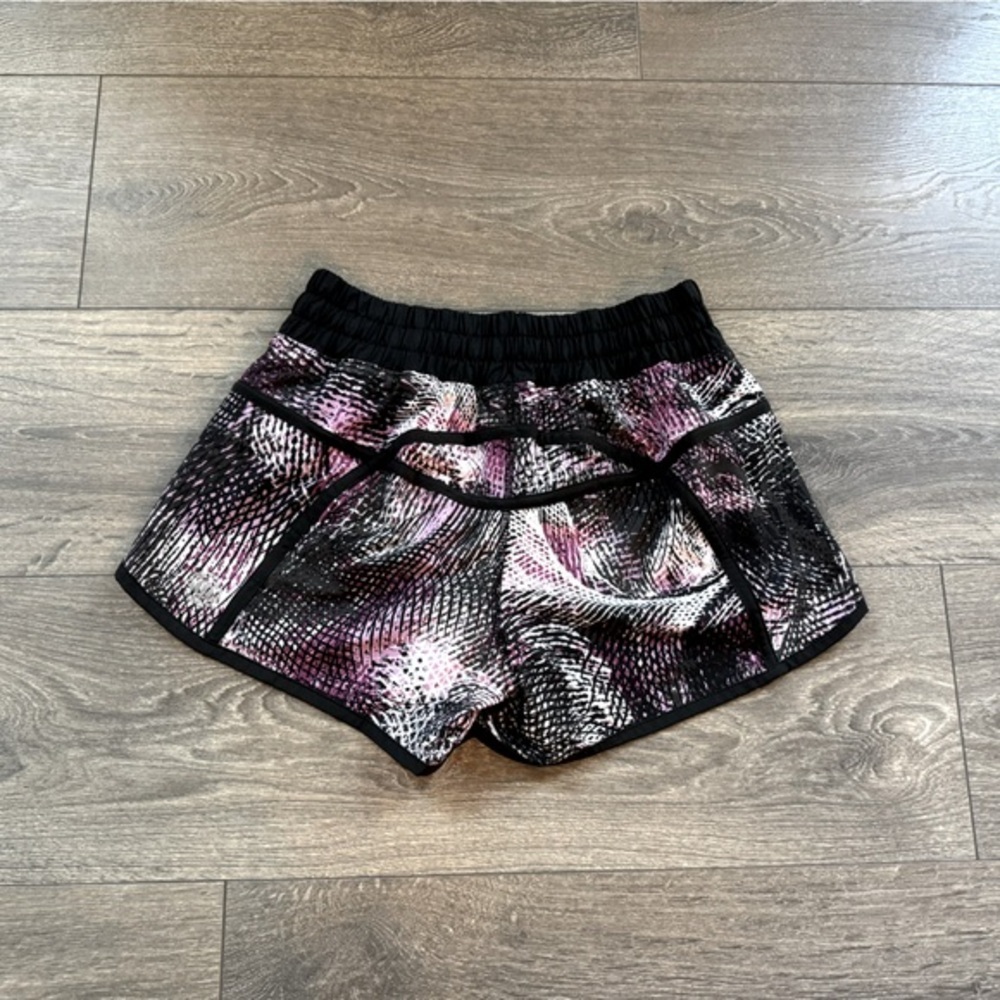 Lululemon Tracker Short III
2016 Seawheeze Mo Money Light Up Lilac Black Size 4